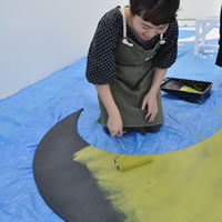 お子さま向けイベント用に三日月チェア＆白木の箱のペイントしました！前編