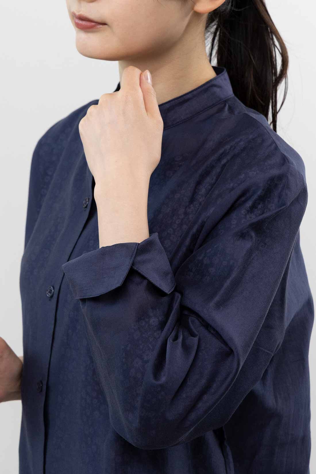 Real Stock|フラウグラット　ほんのり透け感♪ 上品に着こなせる艶（つや）やかシアーシャツ〈ネイビー〉|スリット入りのカフス風袖口。