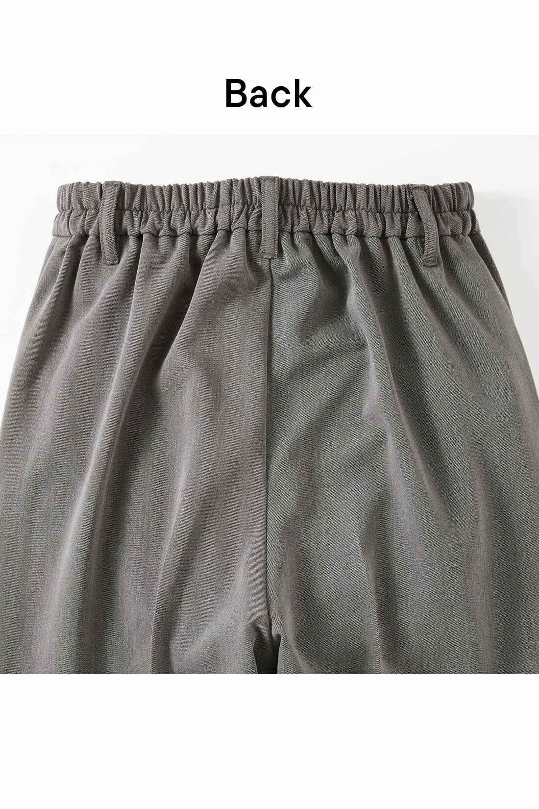 Real Stock|リブ イン コンフォート　オンでもオフでも週7活躍！ きれいだねパンツ〈テーパード〉〈ベージュ〉|ウエストのわきから後ろはゴム仕様でらくちん。　※お届けするカラーとは異なります。