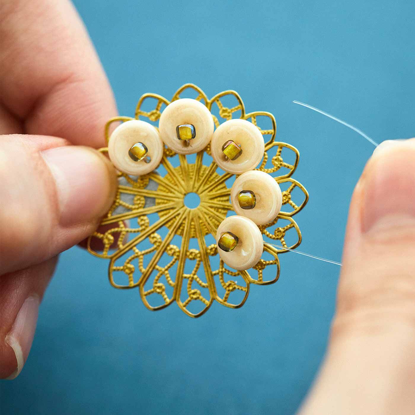 Real Stock|チェコの個性派ビーズがアクセントビーズワーク入門アクセサリー|シャワー台にテグスでビーズを編み付けます（タイプ3）。