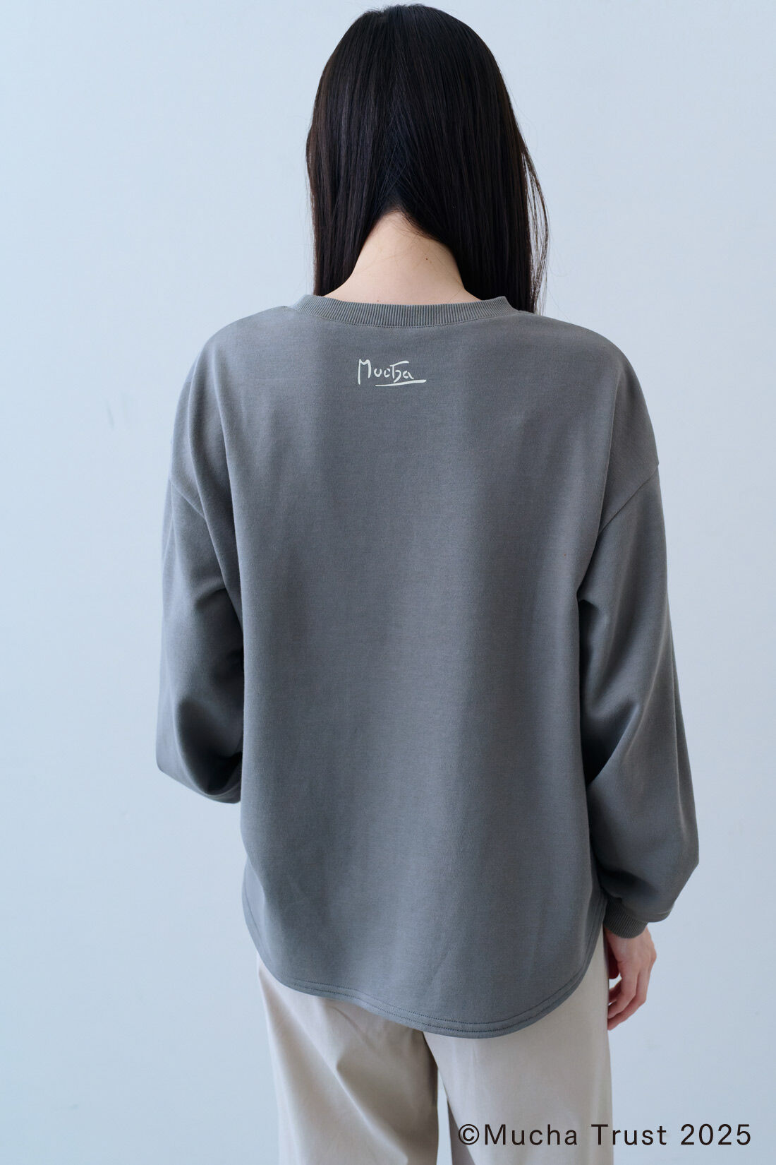 Real Stock|IEDIT[イディット]　繊細なミュシャの世界をまとう ミニ裏毛プルオーバートップス〈花待つ女ビザンチン ニュアンスブルー〉|モデル身長：163cm　着用サイズ：M　これは参考画像です。お届けするカラーとは異なります。