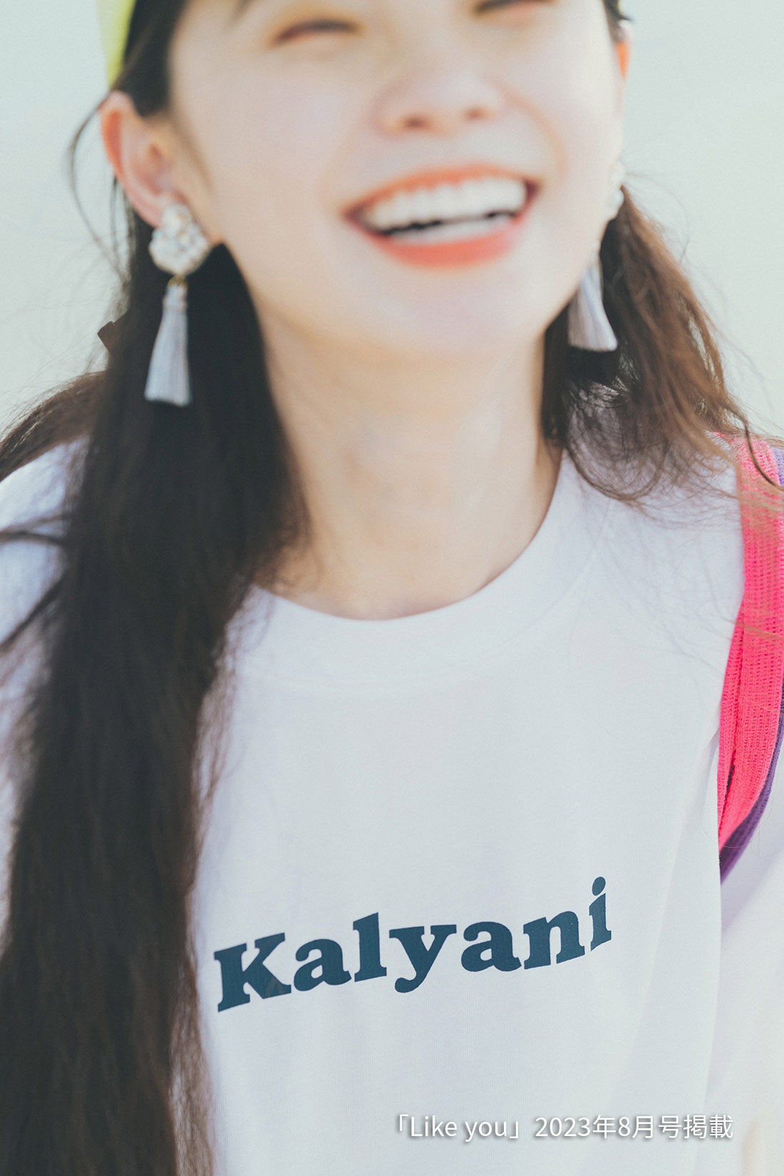 フェリシモコレクション|カーヴィーデニムパンツ〈青〉とMade in India 2-WAY タッセル ビーズ 刺しゅう イヤアクセサリー〈グレー〉のコーディネート
