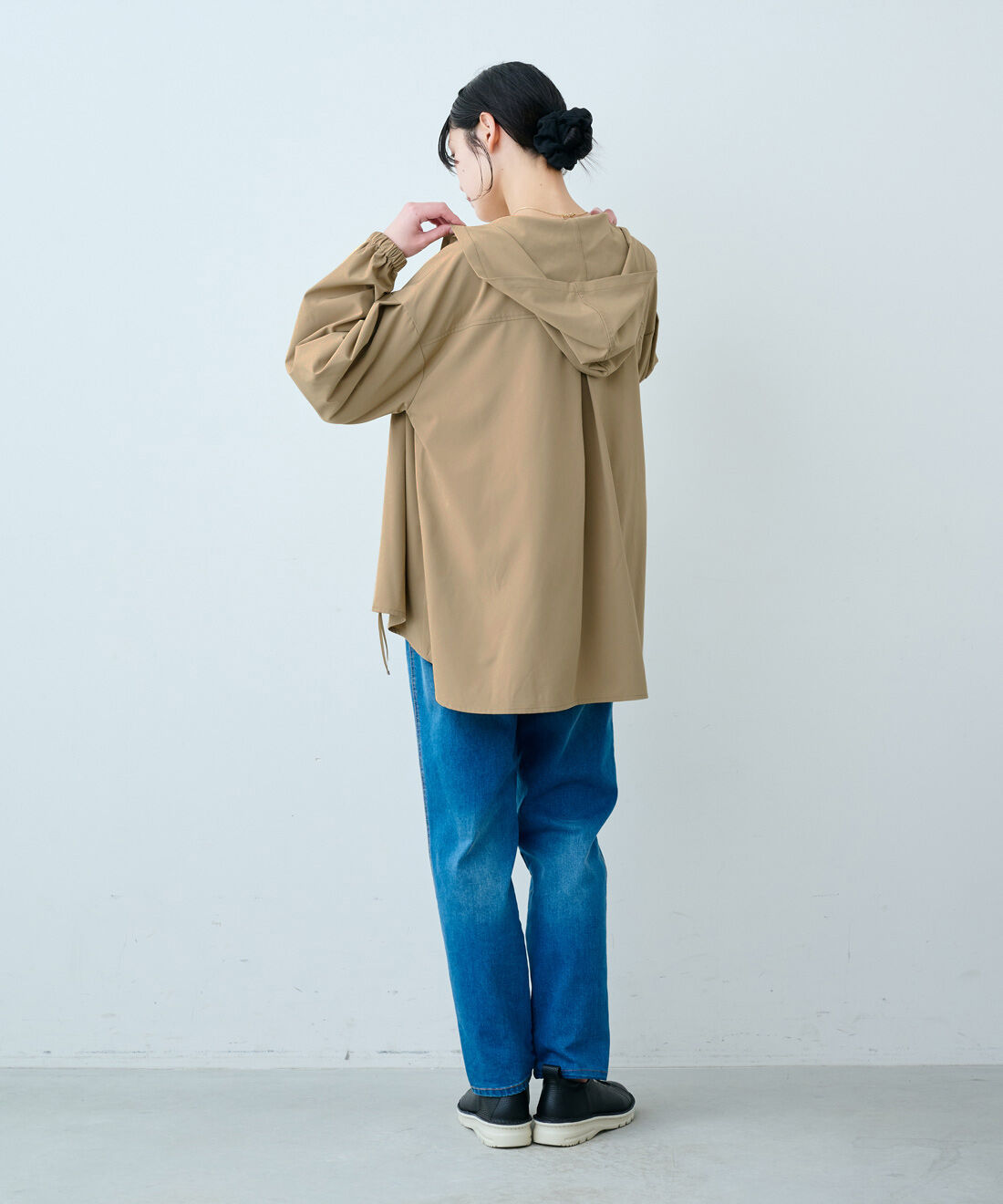 IEDIT|IEDIT[イディット]　ことりっぷとコラボ　旅のアイデアを詰め込んだ カーディガン感覚ではおれる 撥水（はっすい）・ＵＶカットほのかわフーディーブルゾン〈ベージュ〉|モデル身長：163cm　着用サイズ：M