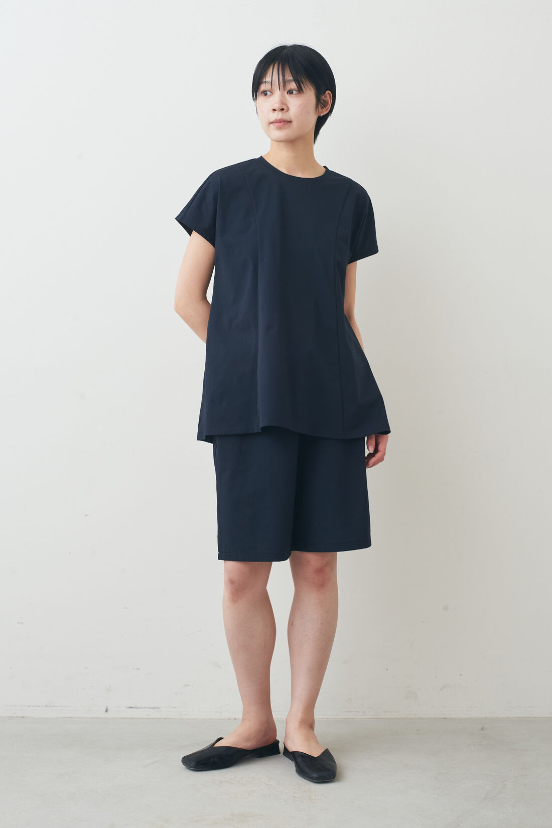 IEDIT|吸汗速乾 UVカット SO！ MESH フレアー トップス 〈ダークネイビー〉と吸汗速乾 UVカット SO！ MESH ハーフパンツ 〈ダークネイビー〉のコーディネート