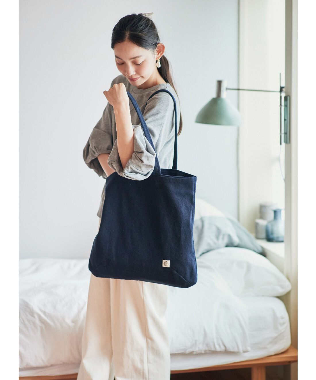 and myera|ａｎｄ　ｍｙｅｒａニットツイルパンツ〈アイボリ〉とａｎｄ　ｍｙｅｒａ合わせ上手なシンプルバッグのコーディネート