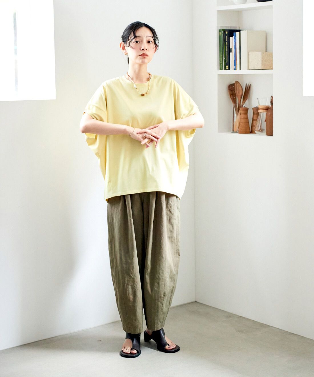 and myera|よき日のパンツ〈カーキ〉のコーディネート