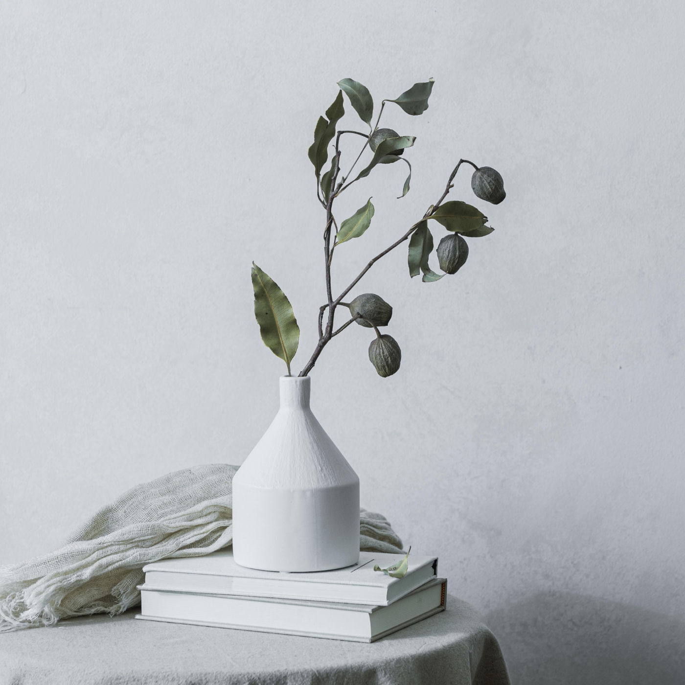 SeeMONO|置くだけでやわらかい印象に　季節の植物を飾りたい磁器製のフラワーベース〈えんとつ〉|季節を問わず楽しんでいただけるフラワーベース。ナチュラルな白のボディに植物の色が映えます。