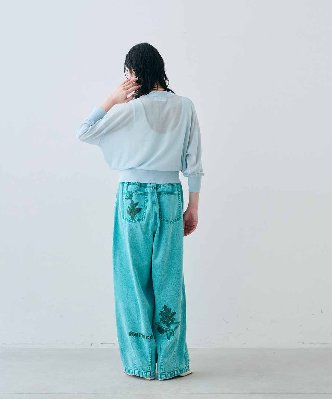 MEDE19F|アート刺繍をほどこした ワイドパンツ〈グリーンケミカル〉とヴィンテージビーズロングチョーカーとヴィンテージトライアングルイヤリングと麻混シアーカーディガンのコーディネート