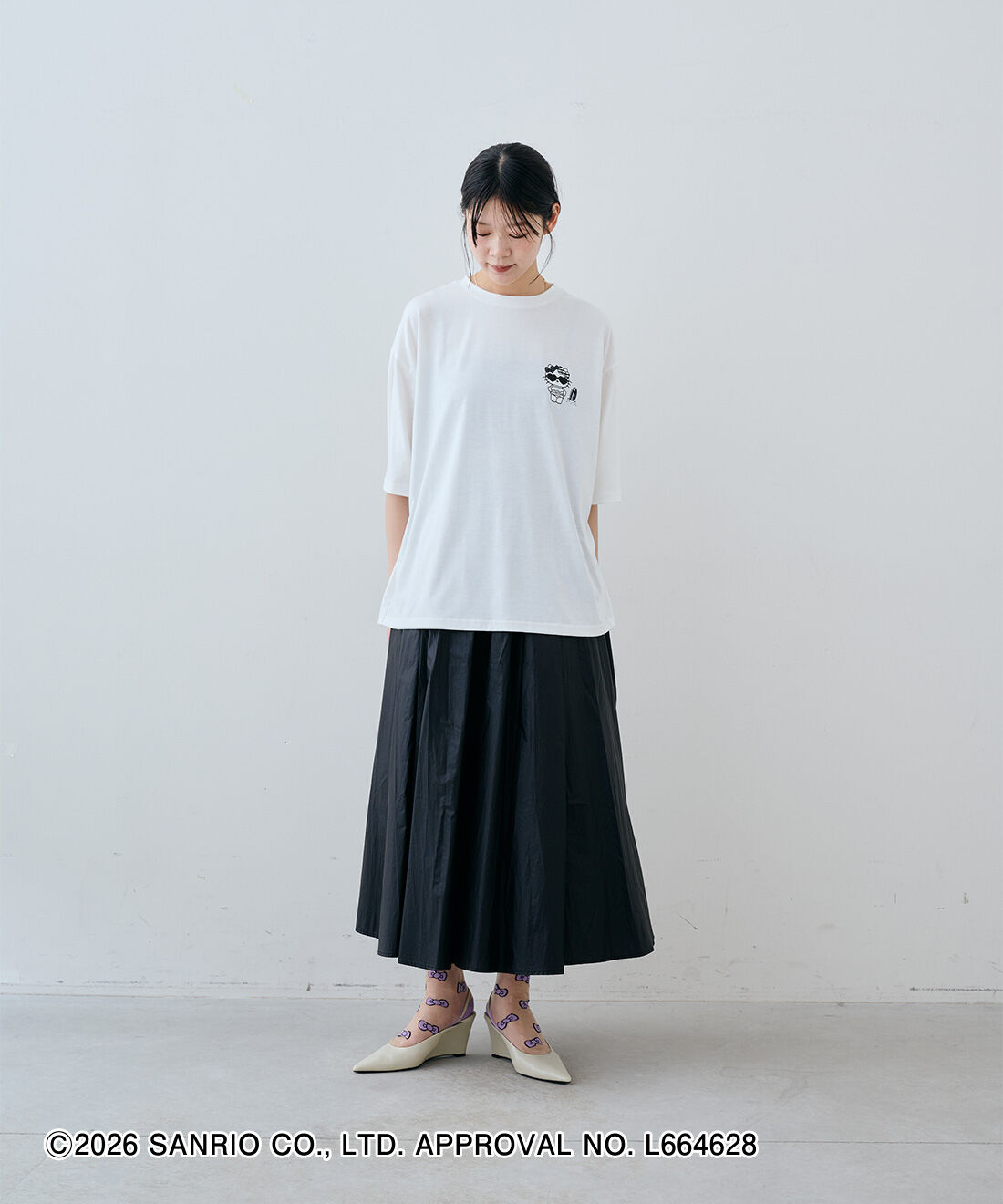 MEDE19F|HELLO KITTY トコナツを感じる プリントTシャツ〈ホワイト〉とHELLO KITTY リボン柄のシアーソックスのコーディネート|163cm　size：M