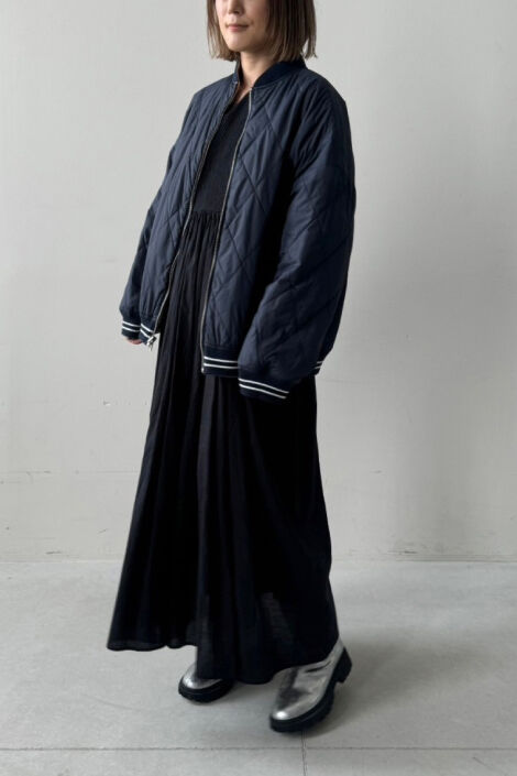 MEDE19F|【ミュルーズ染織美術館】リバーシブル中わたブルゾン〈ベージュ&times;ネイビー〉とシルバーのクラックレザー調トラックブーツのコーディネート|モデル身長：160cm　着用サイズ：M