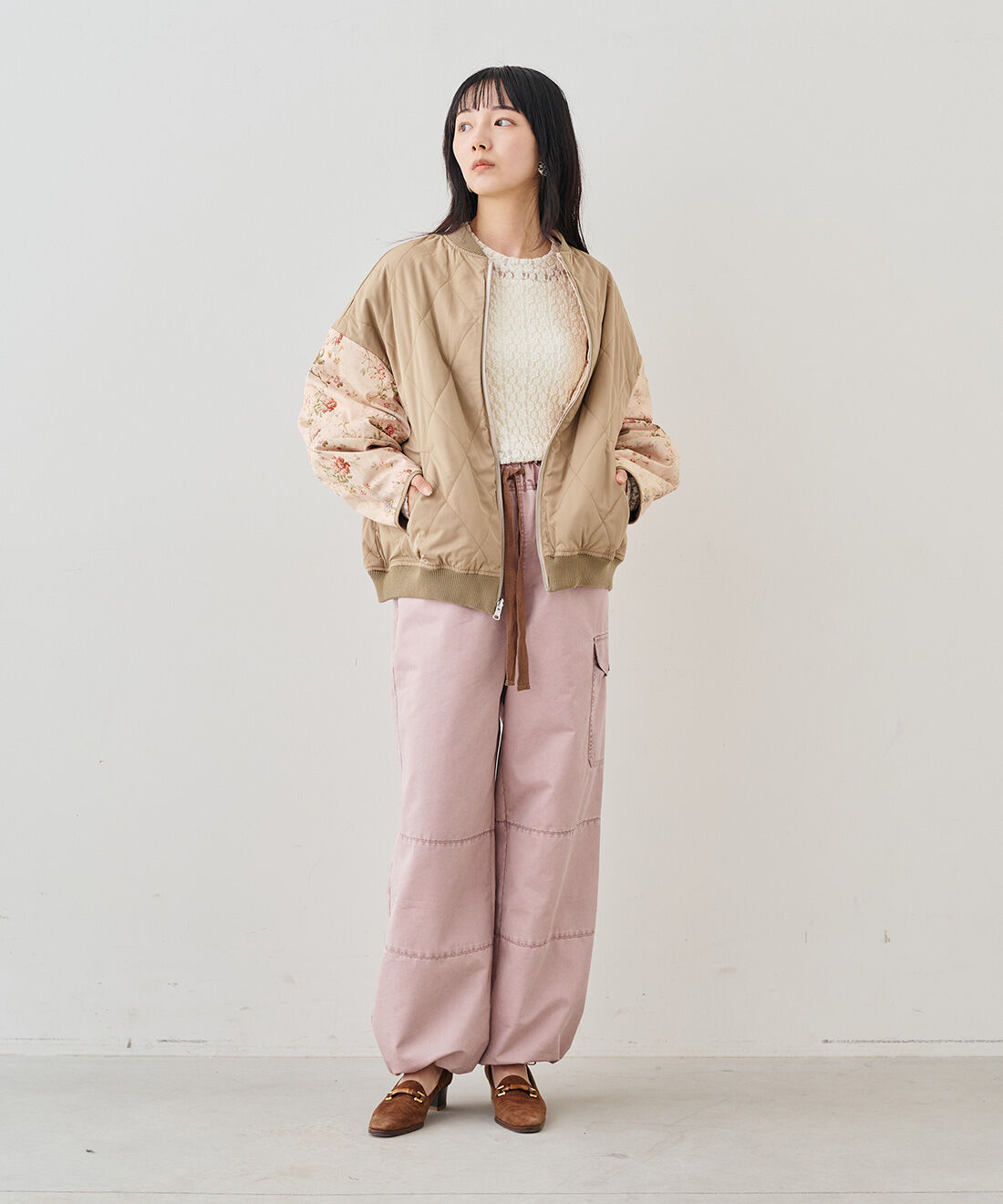 MEDE19F|ミュルーズモダン 中わた入りリバーシブルブルゾン〈ベージュ〉とミリタリーパンツと花プリントとレースのスカートセット〈ブラック＆パープル〉のコーディネート
