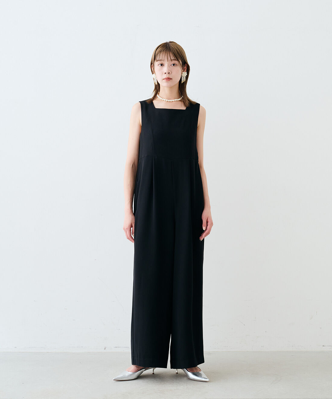 MEDE19F|ドレスライクなスクエアネック オールインワン〈ブラック〉とバロック ガラスパールネックレスのコーディネート|モデル身長：163cm　着用サイズ：M