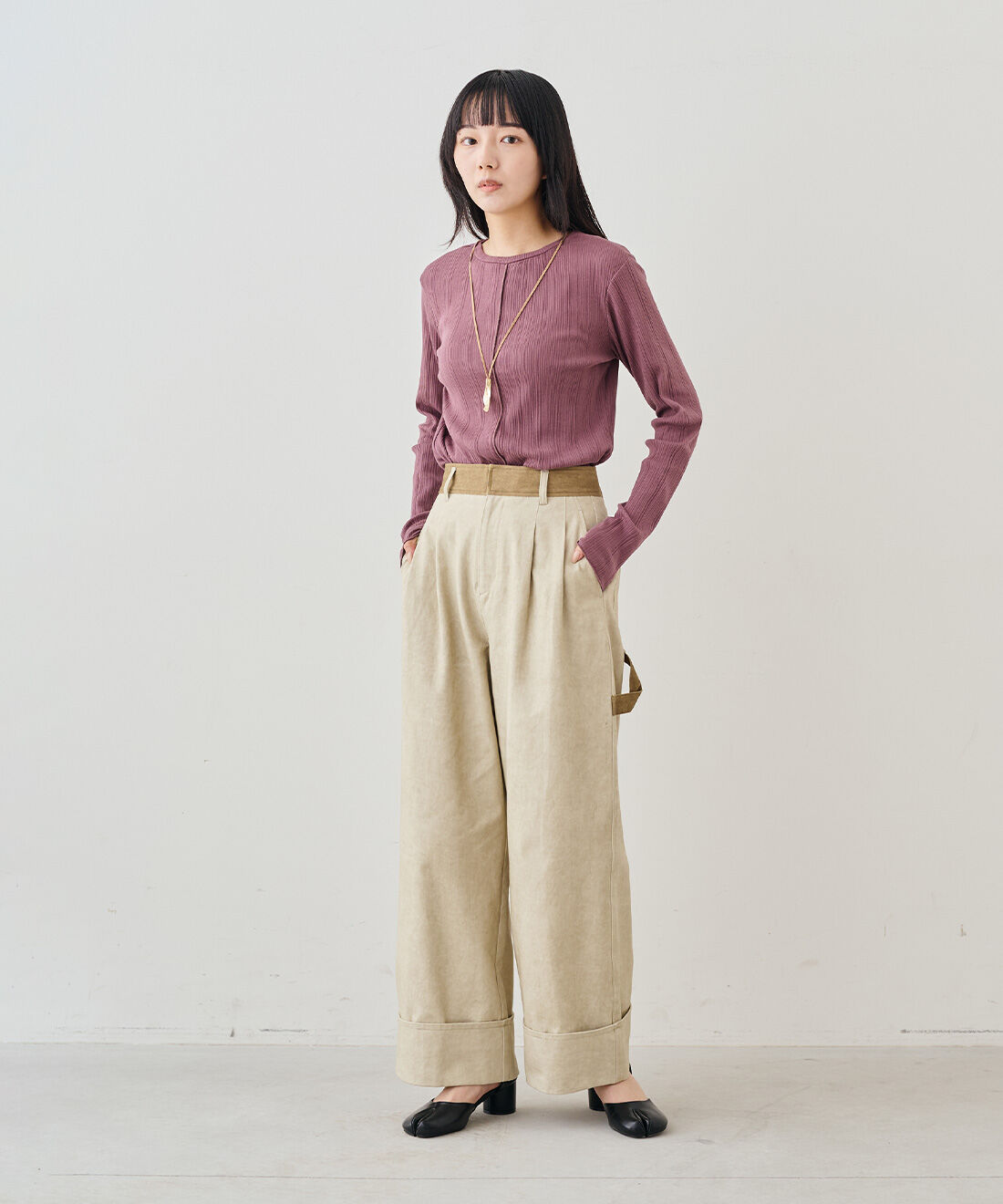 MEDE19F|ヴィンテージライク チノ素材 ワークスラックス〈ベージュ〉とコットンランダム リブトップスの会と花プリントとレースのスカートセット〈ブラック＆パープル〉のコーディネート