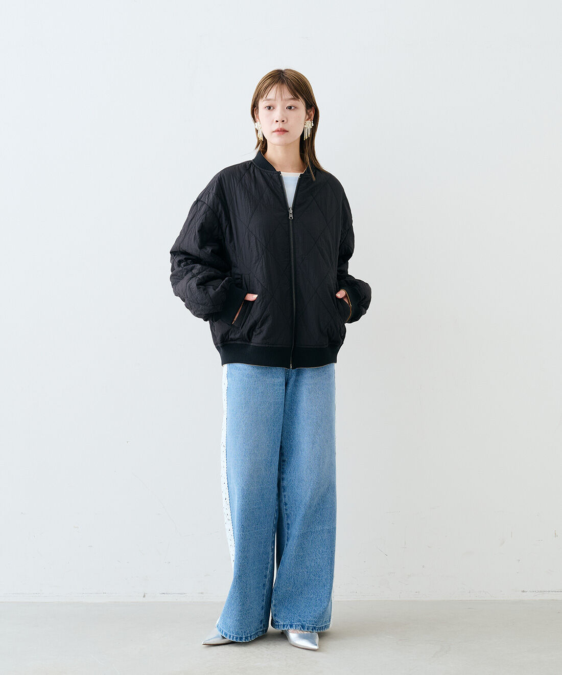 MEDE19F|ティシュータッチ レイヤードトップスセットとレースプリント リバーシブル中わたブルゾン〈ブラック&times;ベージュ〉とビーズフリンジ イヤアクセ〈キスカ〉のコーディネート|モデル身長：163cm　着用サイズ：M