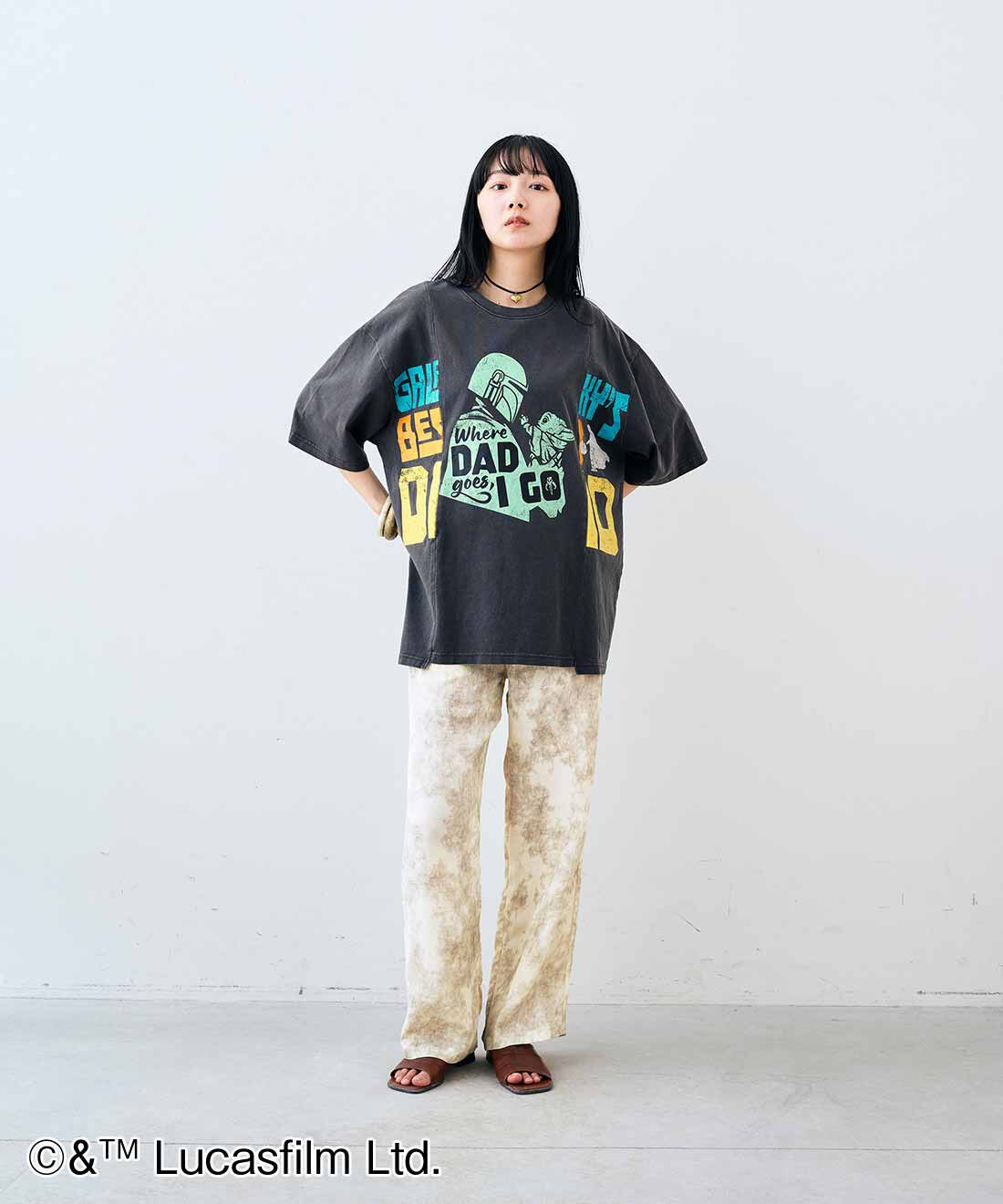 MEDE19F|STAR WARS マンダロリアンとグローグーのプリントTシャツとムラ染め調 プリントイージーパンツ〈アイボリー〉のコーディネート|163cm　size：M