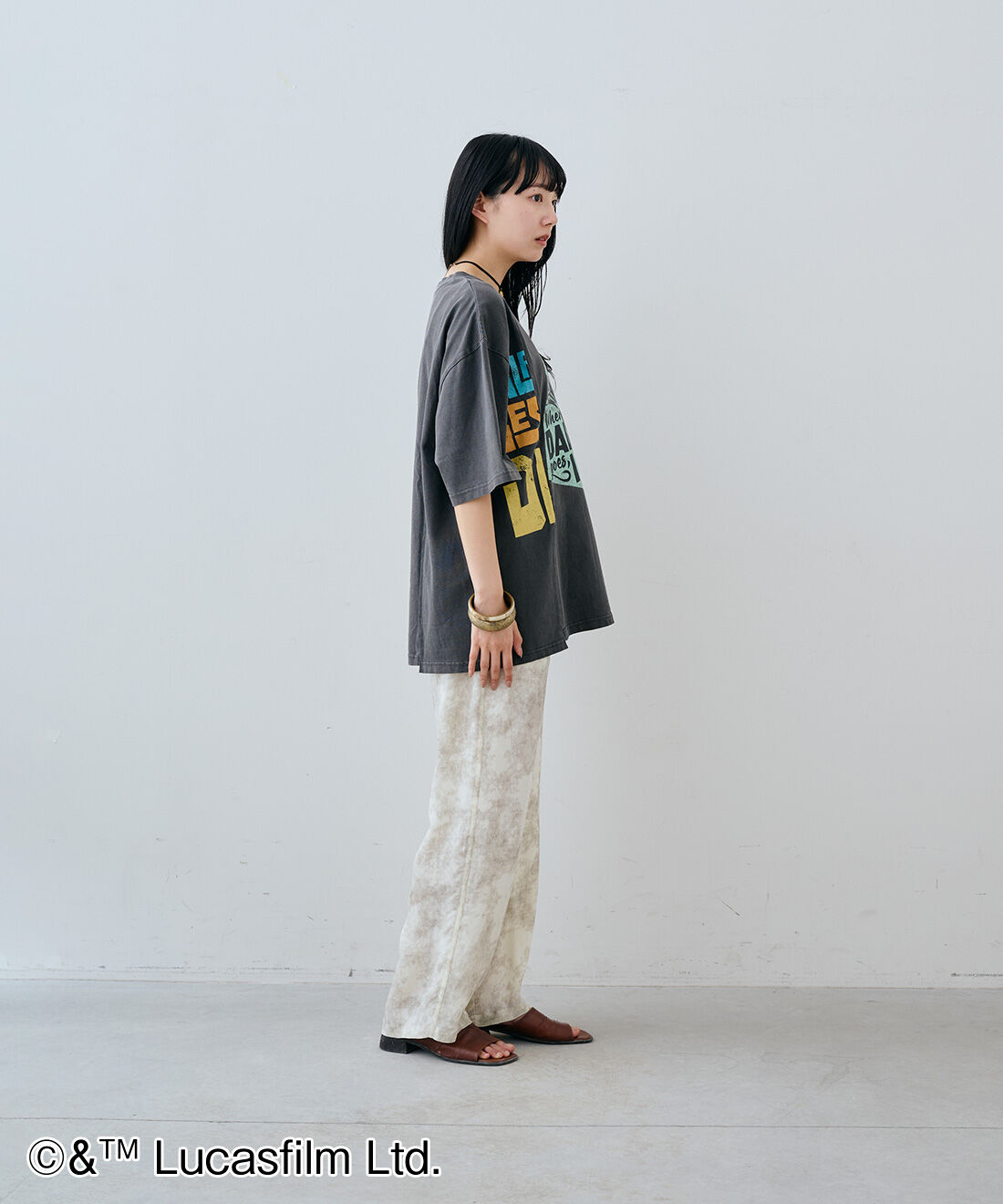 MEDE19F|STAR WARS マンダロリアンとグローグーのプリントTシャツとムラ染め調 プリントイージーパンツ〈アイボリー〉のコーディネート|163cm　size：M