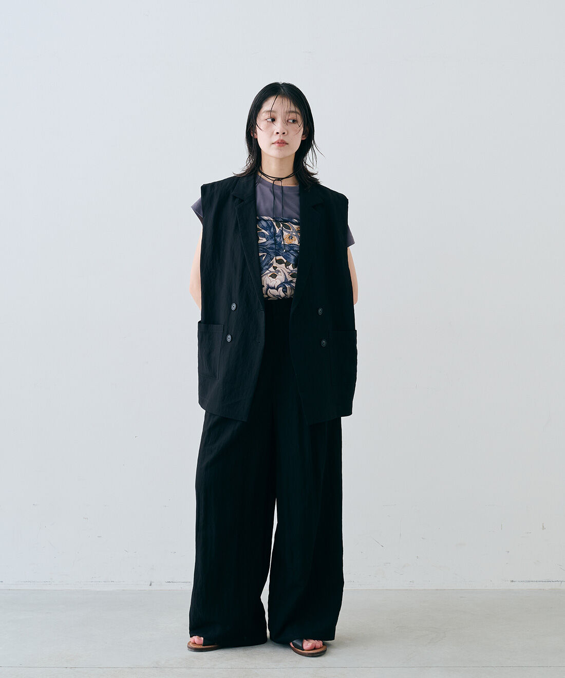 MEDE19F|汗じみ軽減＆接触冷感 大人感こなれTシャツとオーバーサイズ スリーブレスジャケット〈ブラック〉とレーヨン混のシャリ感のあるワイドスラックス〈ブラック〉とヴィンテージビーズロングチョーカーのコーディネート