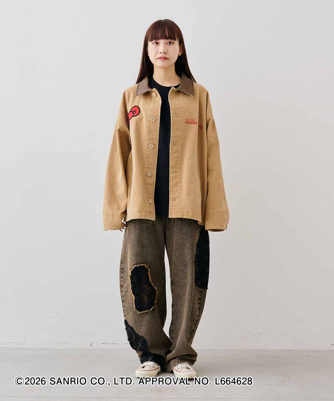 MEDE19F|HELLO KITTY 刺繡モチーフのワークジャケットとブラックレースが見える加工デニム〈ブラウングレー〉のコーディネート