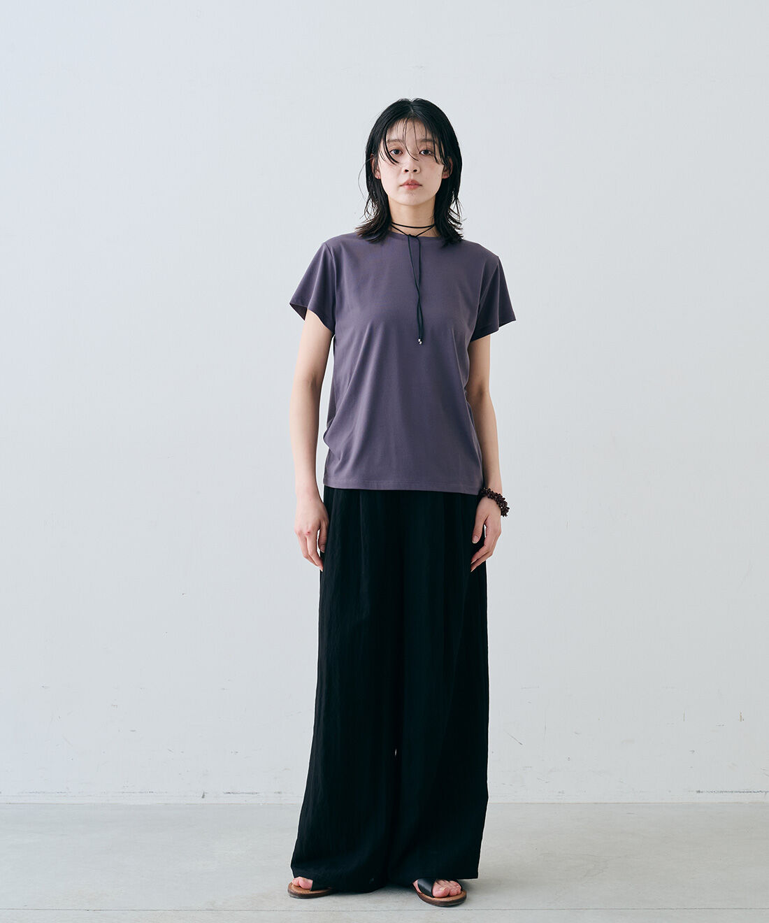 MEDE19F|汗じみ軽減＆接触冷感 大人感こなれTシャツとレーヨン混のシャリ感のあるワイドスラックス〈ブラック〉とヴィンテージビーズロングチョーカーとEDER SHOES 1542 NERO / 13のコーディネート