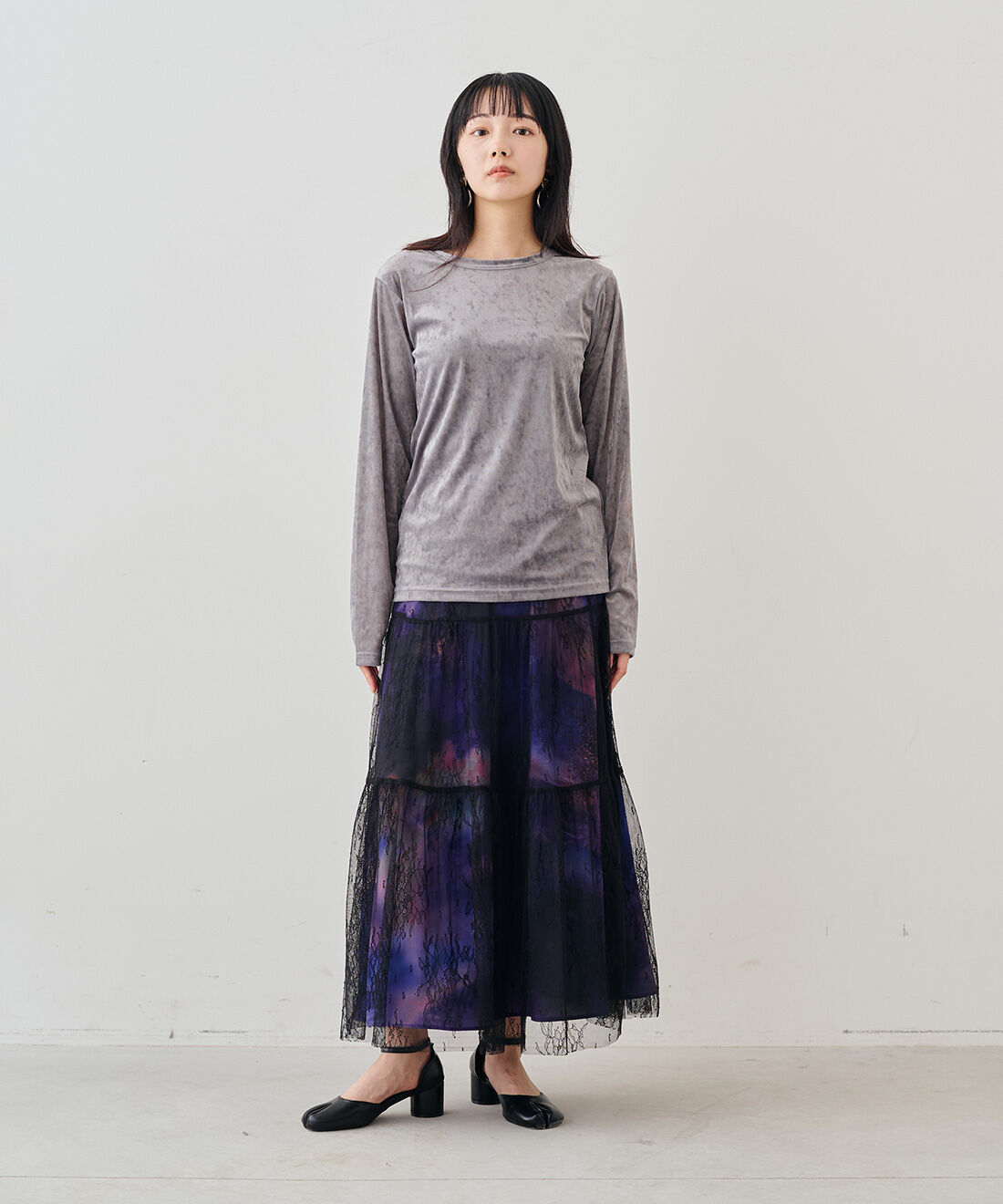 MEDE19F|クラッシュべロア調 トップスの会と花プリントとレースのスカートセット〈ブラック＆パープル〉のコーディネート