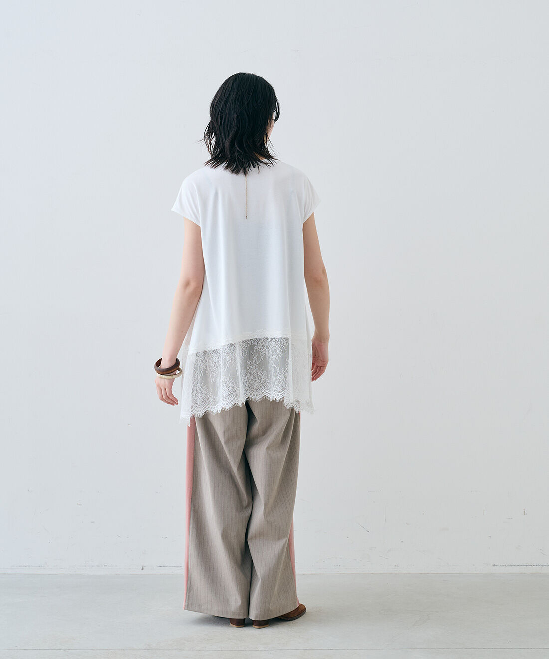 MEDE19F|ヘムレース フレンチスリーブトップスとヘムレース フレンチスリーブトップスとヴィンテージパーツイニシャルネックレスとヴィンテージパーツイニシャルネックレスのコーディネート