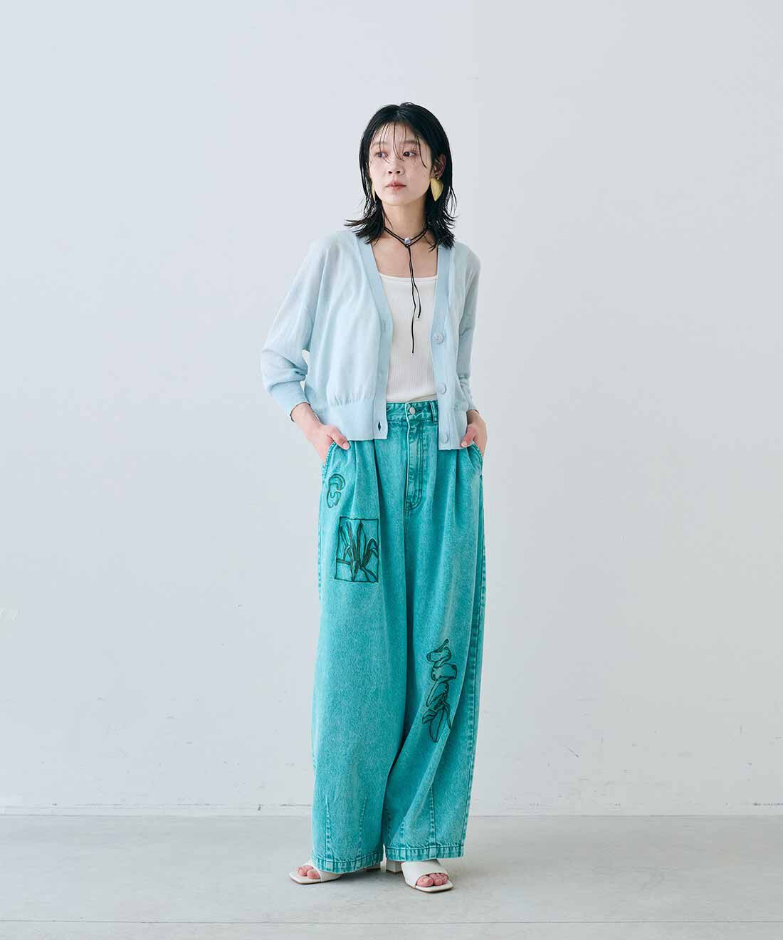 MEDE19F|アート刺繍をほどこした ワイドパンツ〈グリーンケミカル〉とヴィンテージビーズロングチョーカーとヴィンテージトライアングルイヤリングと麻混シアーカーディガンのコーディネート