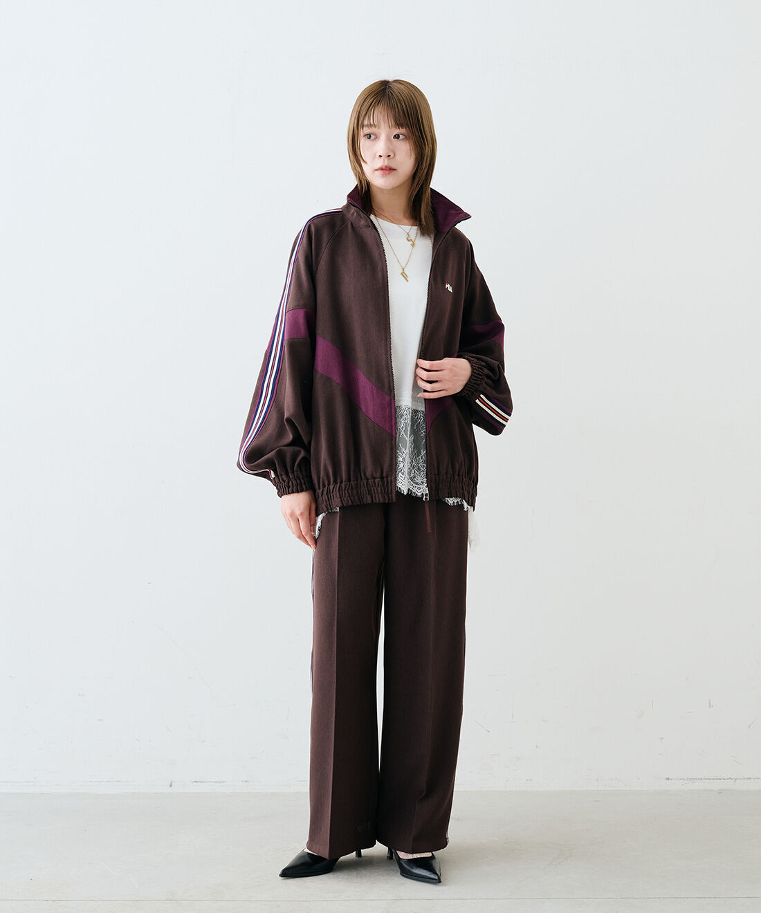 MEDE19F|ヘムレース フレンチスリーブトップスとヴィンテージパーツイニシャルネックレスとヘムレース フレンチスリーブトップスとFILA 大人も着られるトラックブルゾン〈ダークブラウン&times;バーガンディー〉とFILA 大人も着られるトラックパンツ〈ダークブラウン&times;バーガンディー〉のコーディネート|モデル身長：163cm　着用サイズ：M