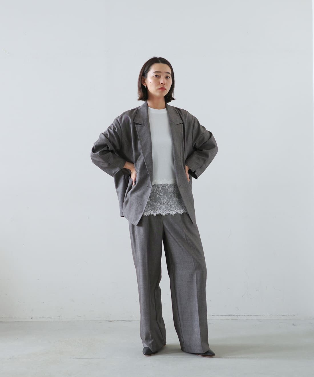 MEDE19F|シャークスキンのリラックスワイドスラックス〈シルバーチャコールグレー〉とヘムレース トップスのコーディネート