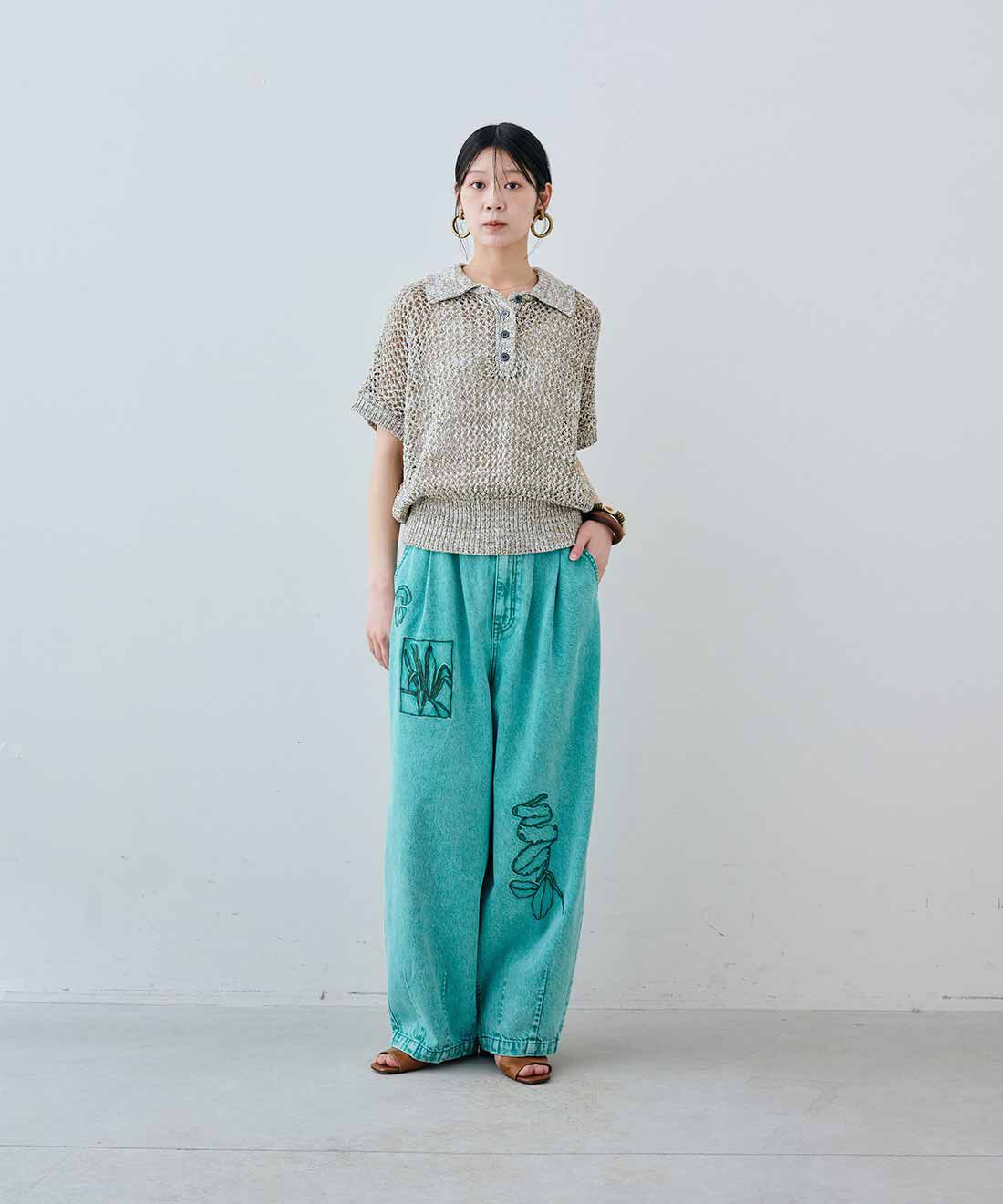 MEDE19F|衿付きテープヤーン ニット プルオーバー〈ベージュ〉とアート刺繍をほどこした ワイドパンツ〈グリーンケミカル〉のコーディネート|163cm　size：M
