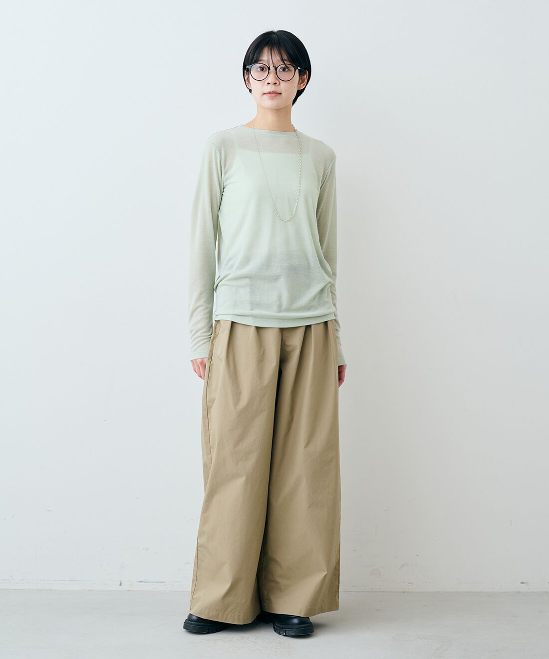 THREE FIFTY STANDARD|綿混 ベア天じく ブラキャミソールと綿100％ 上品 接触冷感素材 ワイドパンツ 〈カーキベージュ〉と日本製 2-WAY チェーン ネックレスのコーディネート