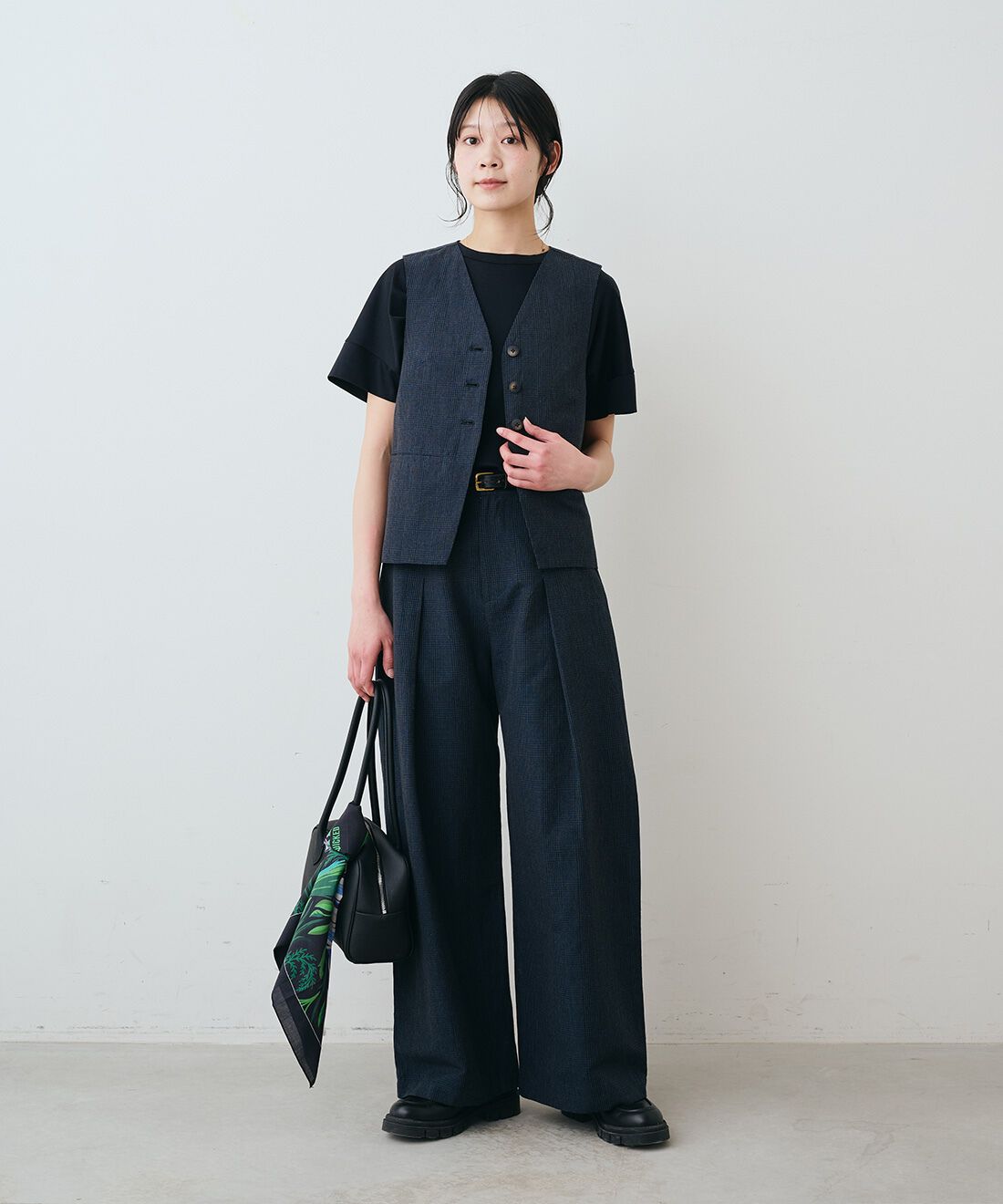 THREE FIFTY STANDARD|シルケット加工をほどこしたダブルスリーブTシャツと小谷実由さん セットアップで使えるチェックパンツ〈ダークチャコール〉とレザーのワイド ボストンバッグ〈ブラック〉とWICKED 二人が交わる総柄大判ハンカチーフのコーディネート