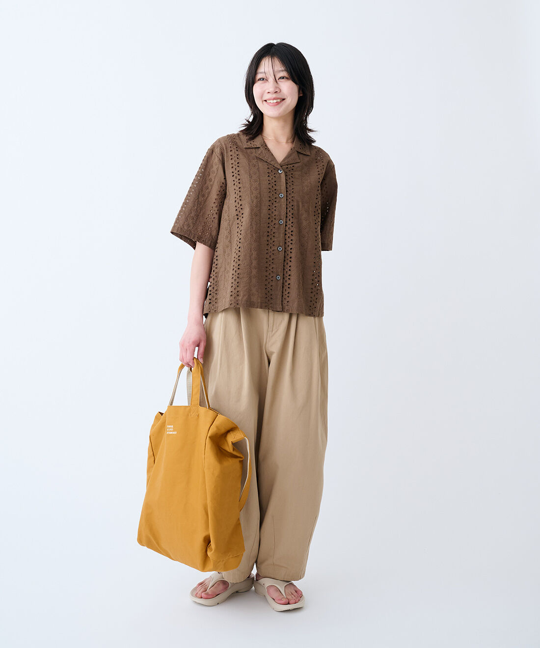 THREE FIFTY STANDARD|金子敦子さん コットン100％のわくわくズボン〈ベージュ〉とカラーキャンバス素材のショルダー付きトートバッグのコーディネート