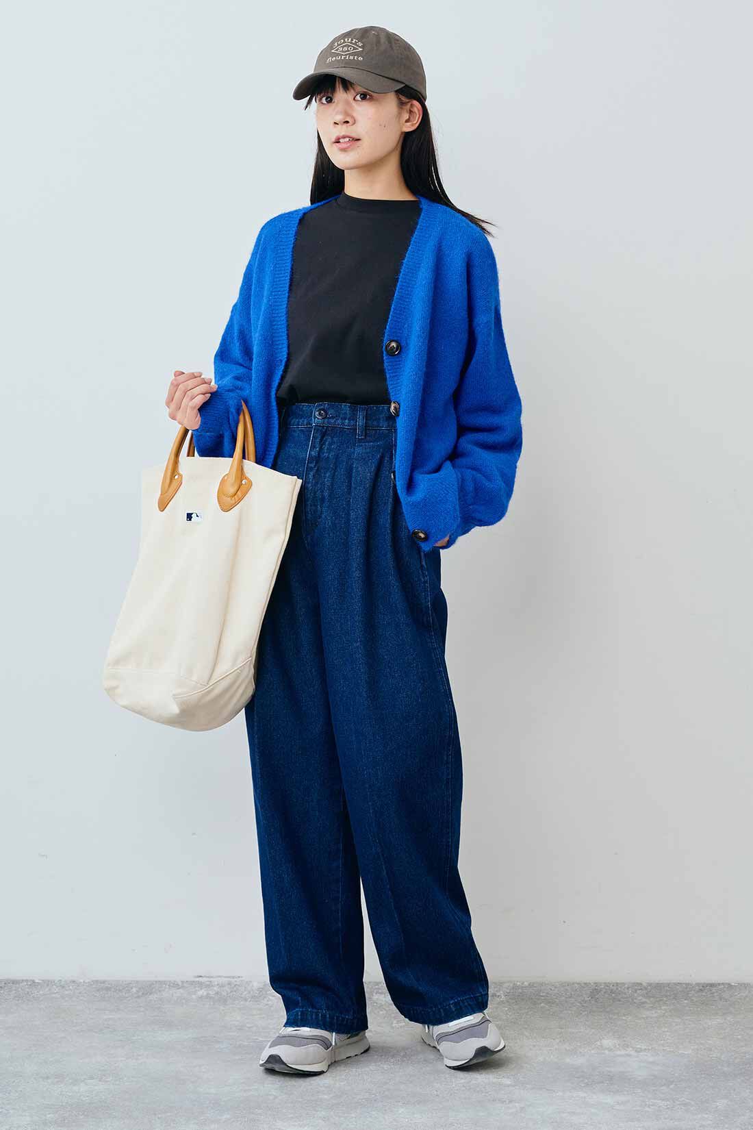 THREE FIFTY STANDARD|綿100％ トレーナーみたいなTシャツ〈ブラック〉とウール混 Vネックカーディガン〈ロイヤルブルー〉と刺しゅう スーベニアキャップ〈チャコールブラウン〉のコーディネート