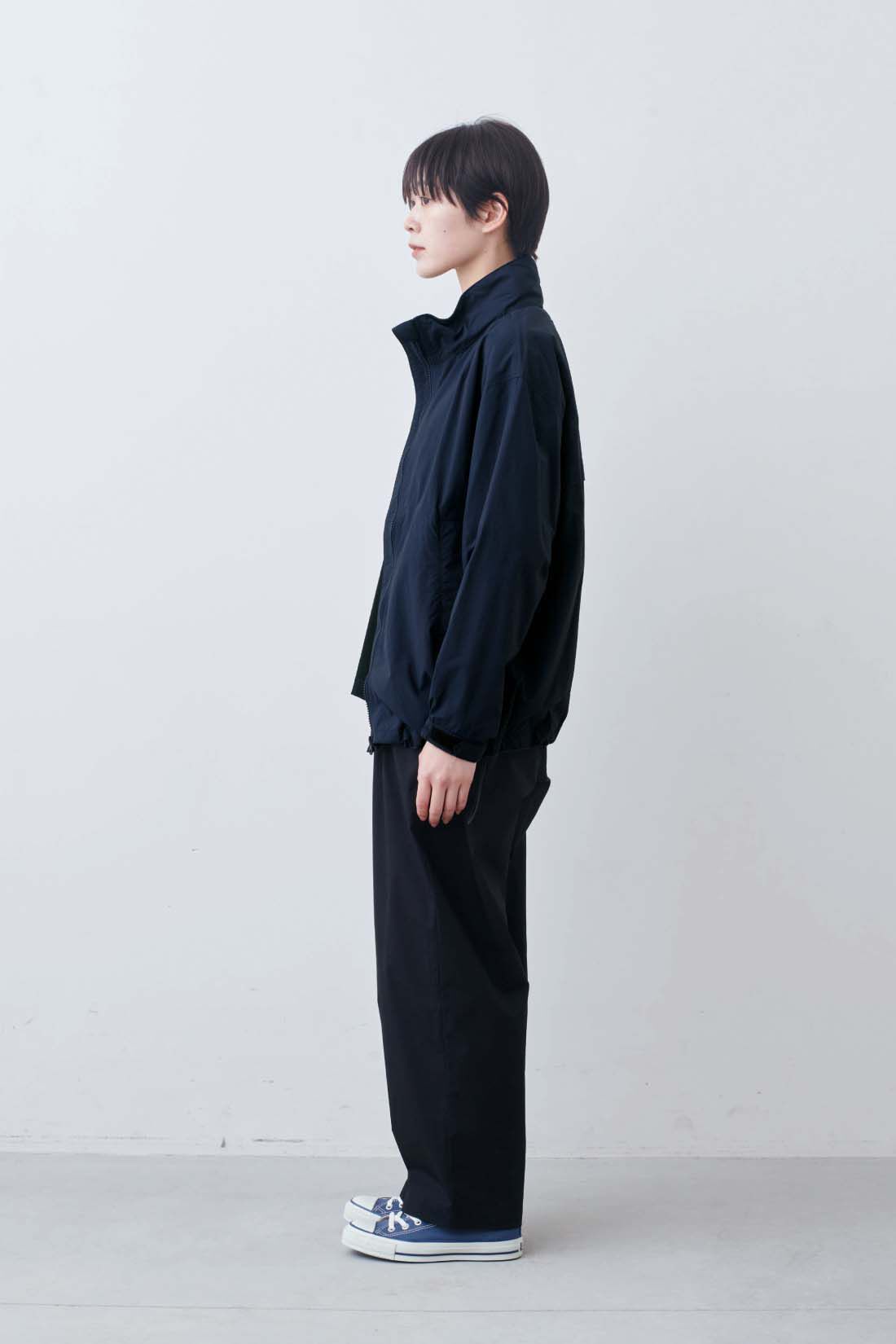 THREE FIFTY STANDARD|軽量 撥水ナイロンパーカー〈ネイビー〉と丸胴仕様のロゴプリントＴシャツ〈ブラック〉のコーディネート