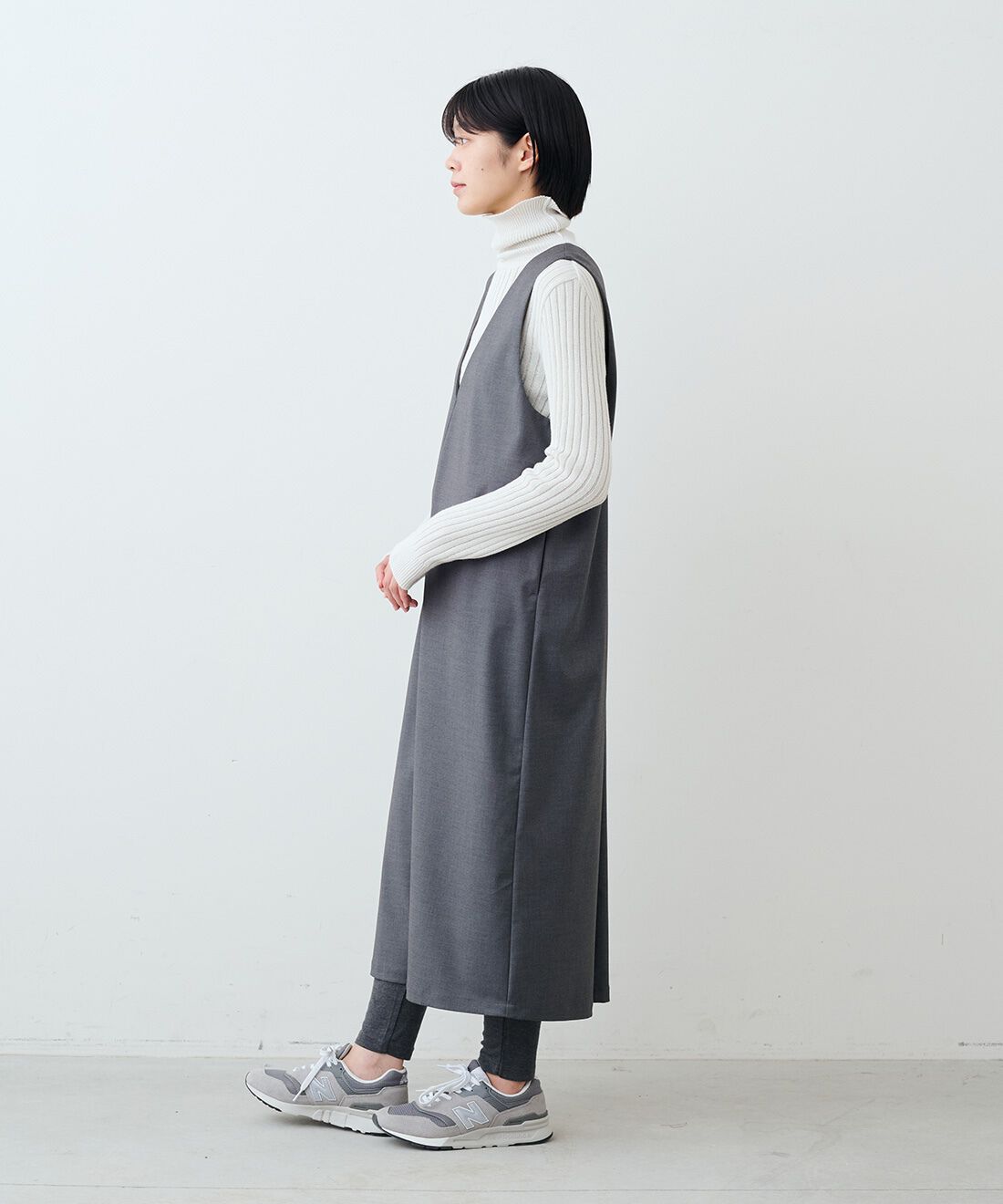 THREE FIFTY STANDARD|日本製コットン100％ リブ タートルとウールライクなVネック ジャンパースカート〈杢グレー〉のコーディネート|モデル身長：163cm 着用サイズ：M