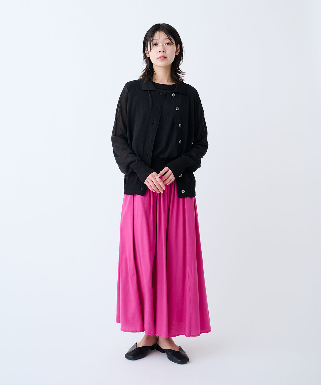 THREE FIFTY STANDARD|金子敦子さん日本製のシアー ノースリーブニット〈ブラック〉と金子敦子さん 日本製のシアー ポロカーディガン〈ブラック〉のコーディネート