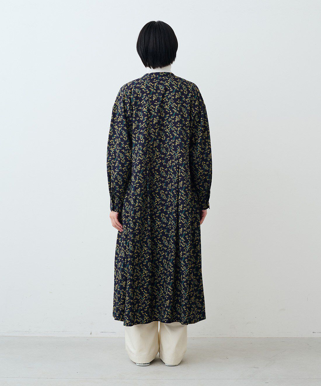 THREE FIFTY STANDARD|シックな花柄のシャツワンピース〈ネイビー〉とワイドベイカーパンツ〈オフホワイト〉のコーディネート|モデル身長：163cm 着用サイズ：M