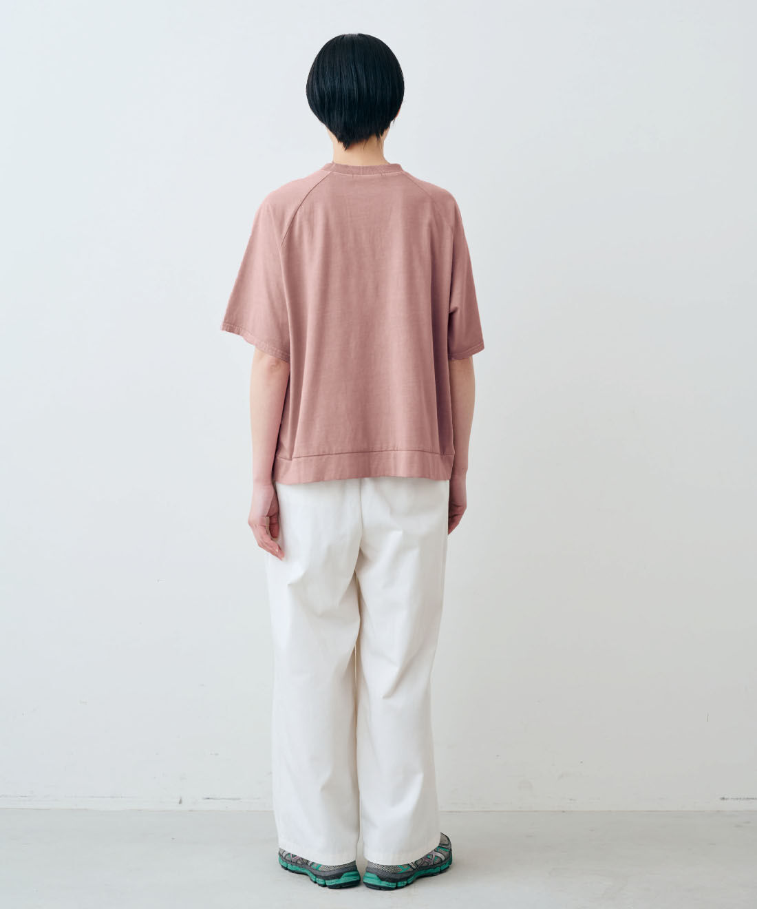 THREE FIFTY STANDARD|綿100％ ピグメント加工 ロゴプリントＴシャツとカジュアルすぎないチノパンツ〈アイボリー〉のコーディネート