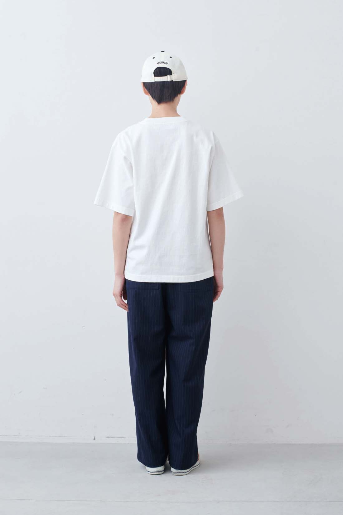 THREE FIFTY STANDARD|丸胴仕様のロゴプリントＴシャツ〈オフホワイト〉とGUNG HO別注 ファティーグパンツのコーディネート