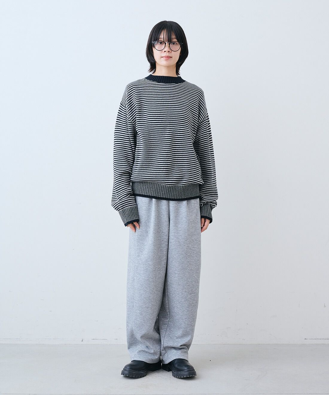 THREE FIFTY STANDARD|裏起毛のあったかカットソー カーブパンツとレザーのワイド ボストンバッグ〈ブラック〉のコーディネート