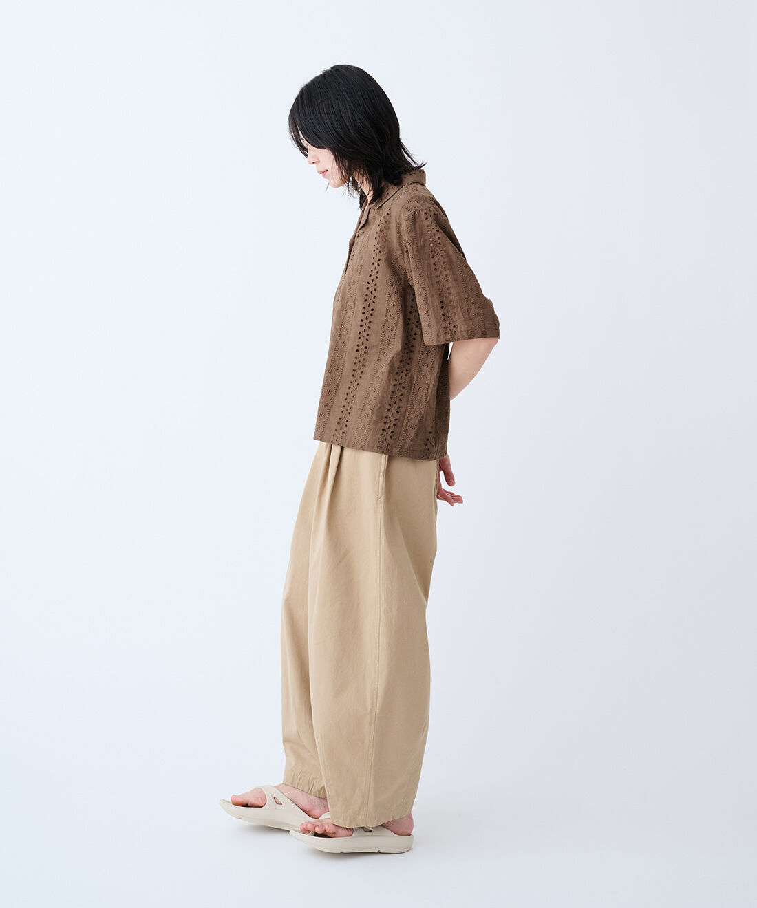 THREE FIFTY STANDARD|金子敦子さん コットン100％のわくわくズボン〈ベージュ〉とカラーキャンバス素材のショルダー付きトートバッグのコーディネート