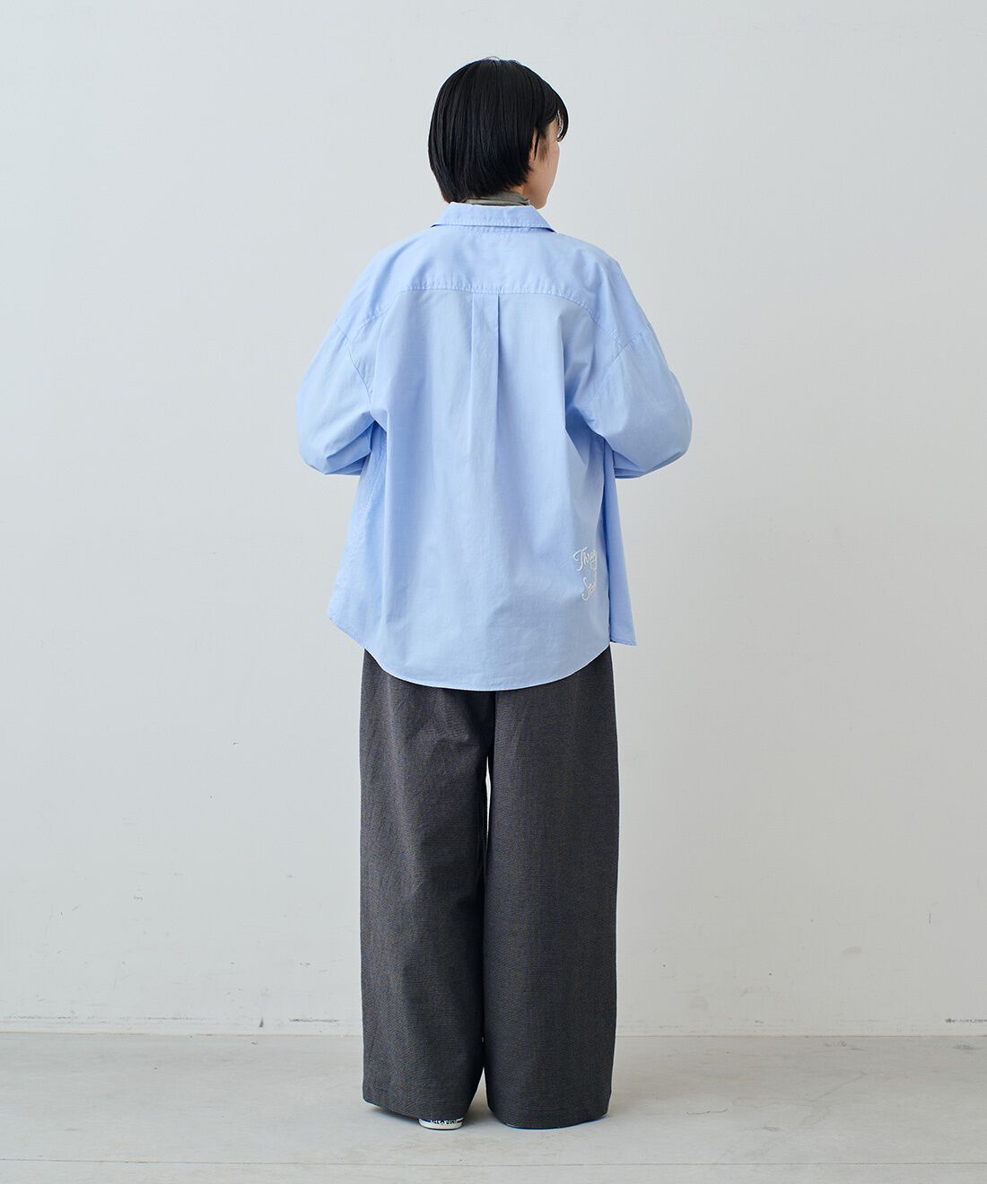 THREE FIFTY STANDARD|日本製の刺しゅうオックス シャツ〈ブルー〉とやさしい肌ざわりシルク混 カットソー タートルのコーディネート|モデル身長：163cm 着用サイズ：M