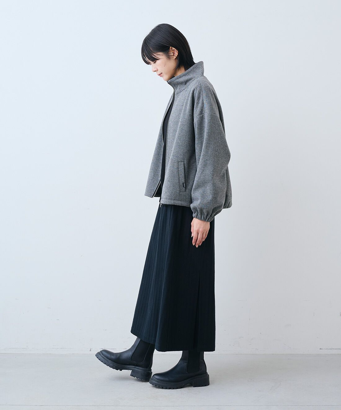 THREE FIFTY STANDARD|日本製リサイクル素材ニットセーター〈ブラック〉と小谷実由さんと作ったヘリンボーン スカート〈ブラック〉のコーディネート