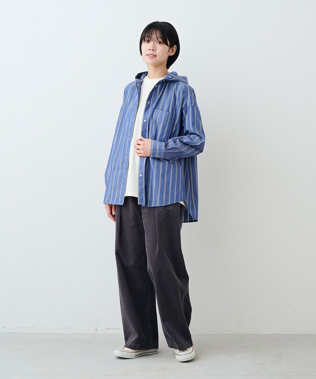 THREE FIFTY STANDARD|ストライプ フーディーシャツ〈ブルー〉と小谷実由さんと作ったコーデュロイ ワイドパンツ〈チャコールグレー〉のコーディネート|モデル身長：163cm 着用サイズ：M