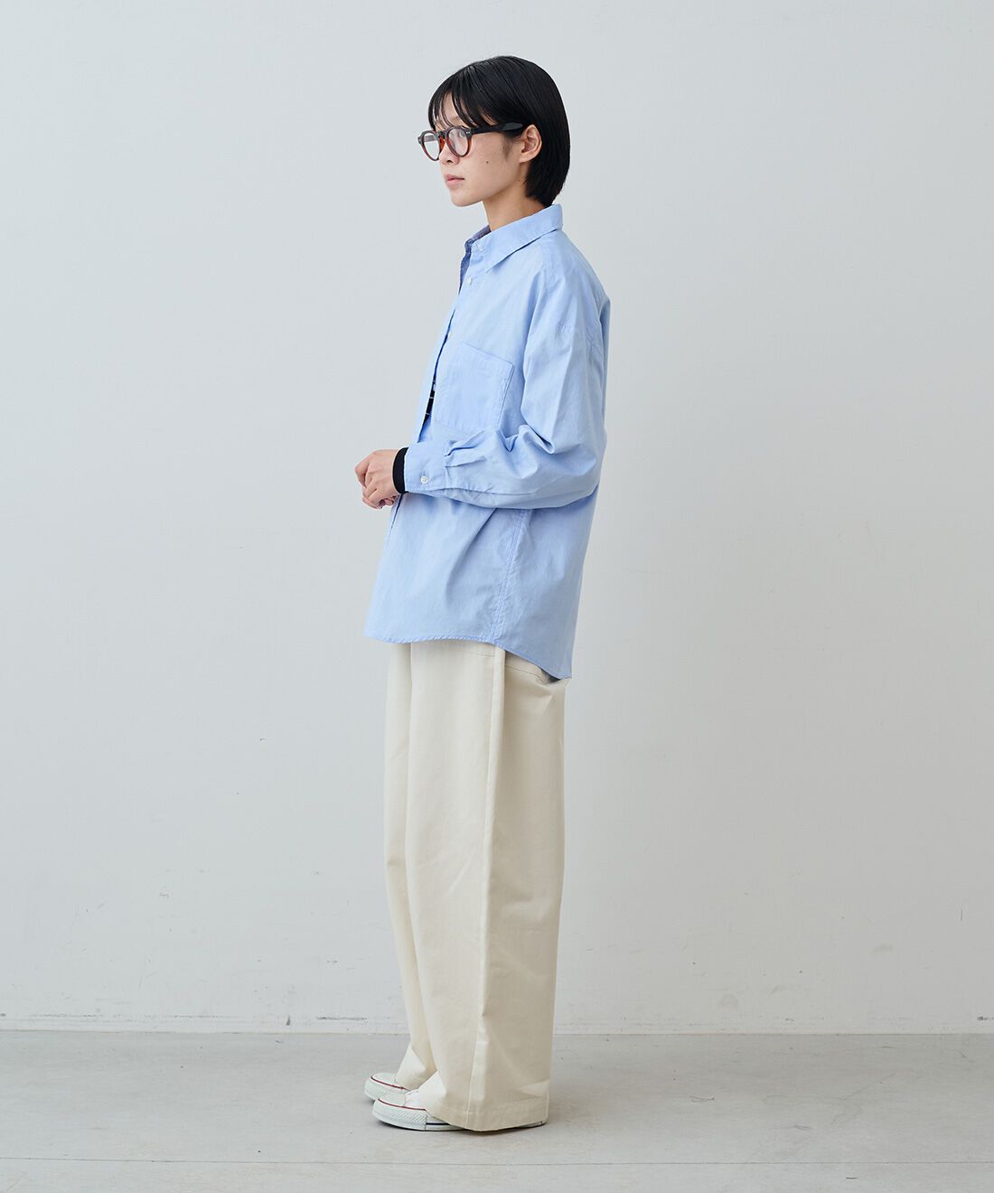 THREE FIFTY STANDARD|日本製の刺しゅうオックス シャツ〈ブルー〉とワイドベイカーパンツ〈オフホワイト〉のコーディネート|モデル身長：163cm 着用サイズ：M