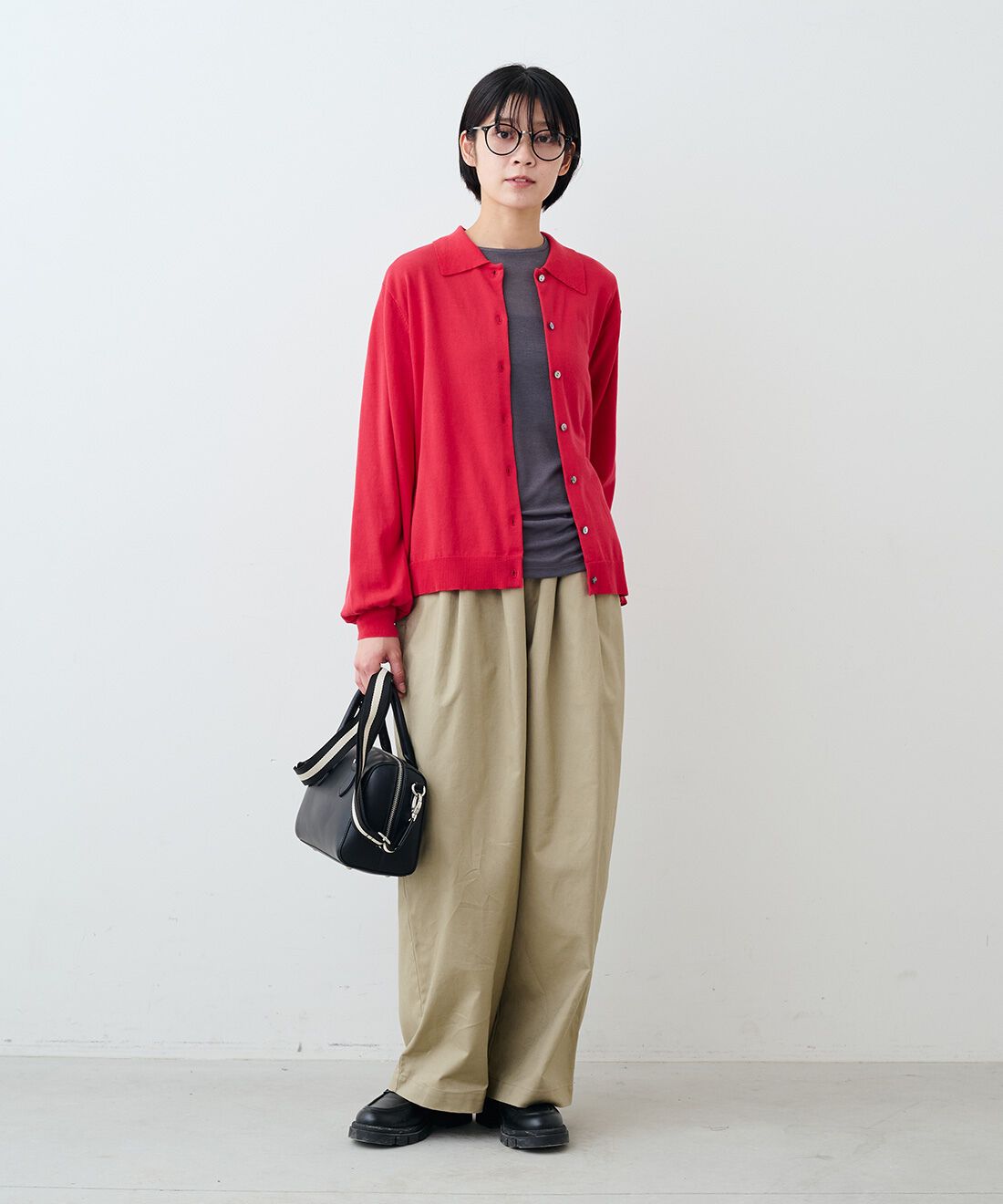 THREE FIFTY STANDARD|コットン100％ポロカラー カーディガン〈レッド〉と綿麻タック イージーパンツ〈カーキベージュ〉のコーディネート|モデル身長：163cm 着用サイズ：M