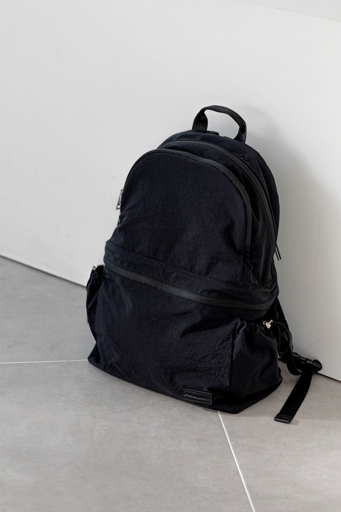 フェリシモMama|Moredde　二層で荷物が分けられるのが便利なマザーズリュック〈ブラック〉|少しマットでしわ感のある素材がクール