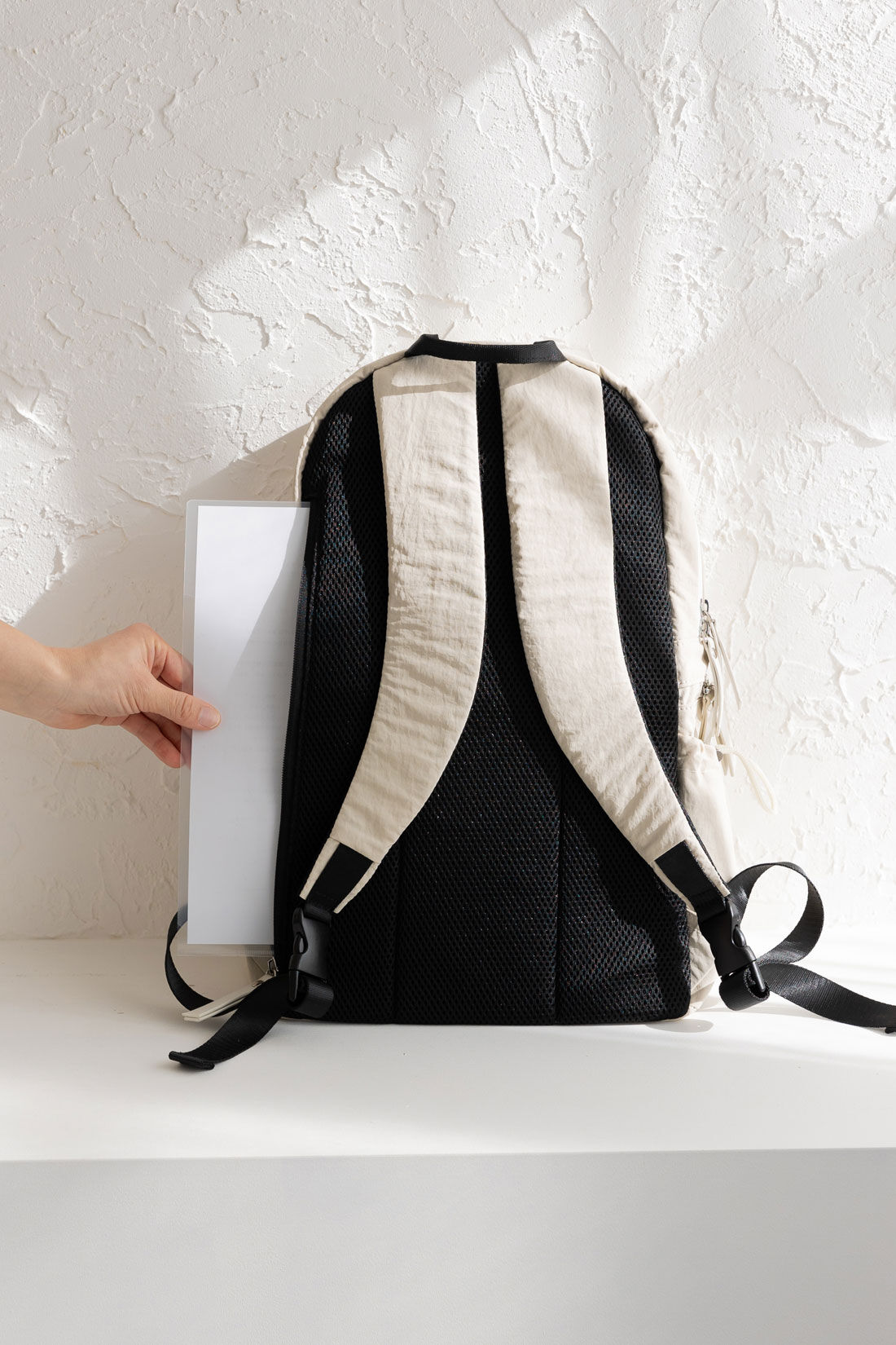 フェリシモMama|Moredde　二層で荷物が分けられるのが便利なマザーズリュック〈ブラック〉|背面はメッシュ素材。背面ポケットはA4サイズのファイルが入る大きいサイズです　※写真は別色です。