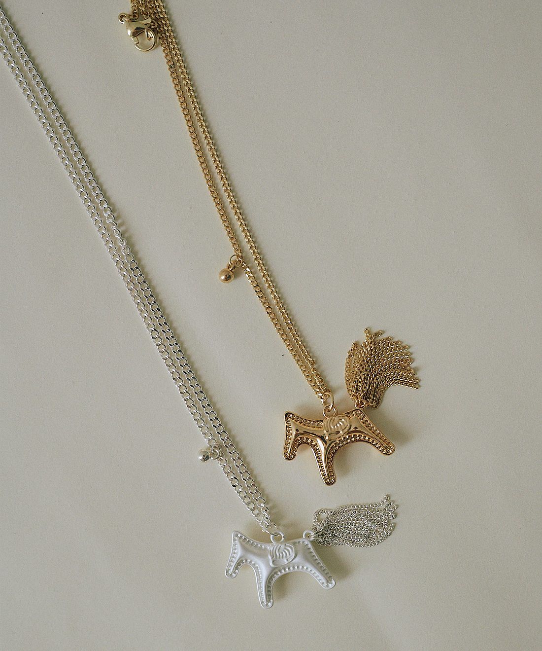 L'AMIPLUS|ラミプリュス【ＷＥＢ限定商品】チェーンのしっぽが揺れる　馬のチャームネックレス〈マットシルバー〉|チェーンの途中にアクセントで小さなボールが付いています。