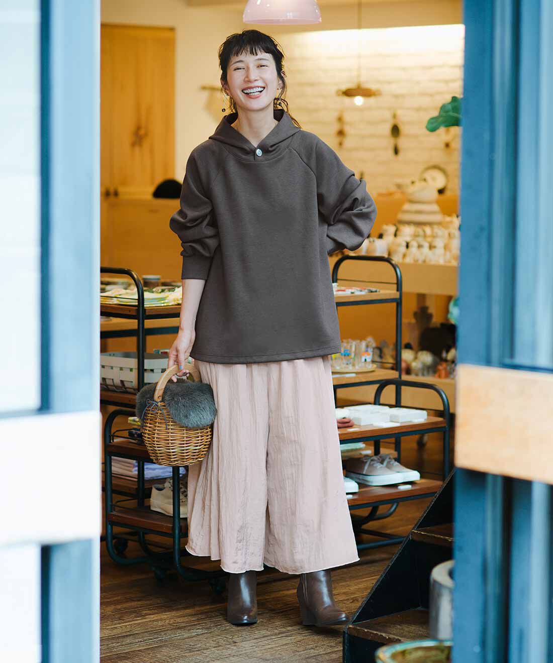 frauglatt|上品に着こなせるダンボールカットソーのパーカートップスのコーディネート